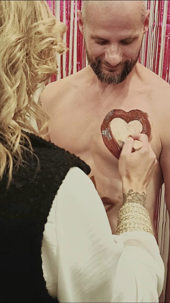 chocolade vrijgezellenfeest verjaardag naaktmodel schilderen bodypainting naakte butler sexy striptease stripper act erotisch uitje vriendinnen dag Amsterdam Amersfoort Arnhem Eindhoven Maastricht Nijmegen Tilburg Utrecht