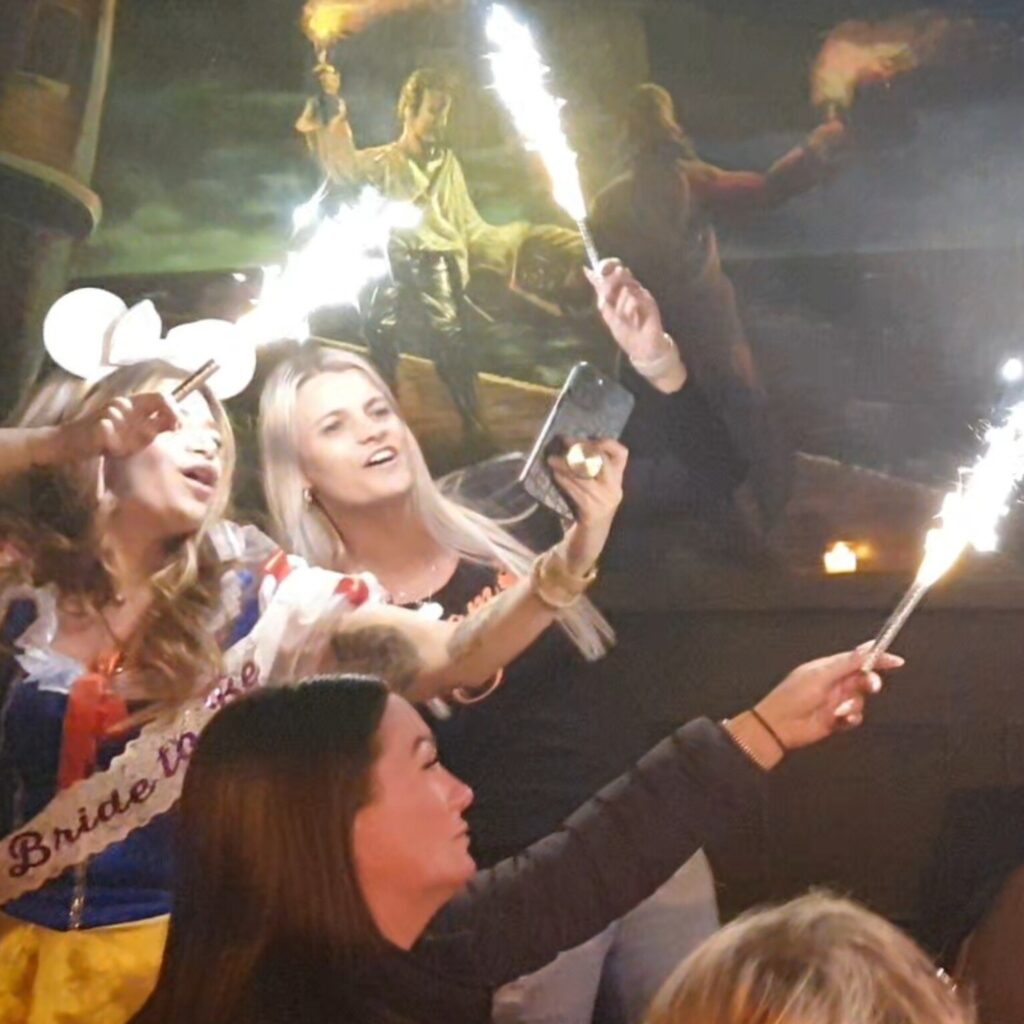 vrijgezellenfeest verjaardag piemel pimpen karaoke cocktail naaktmodel schilderen bodypainting naakte butler sexy striptease stripper act erotisch uitje vriendinnen dag Amsterdam Amersfoort Arnhem Eindhoven Maastricht Nijmegen Tilburg Utrecht