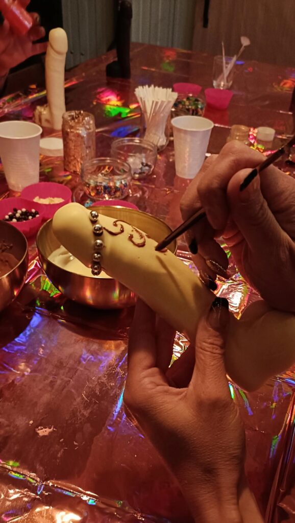 vrijgezellenfeest verjaardag piemel pimpen naaktmodel schilderen bodypainting naakte butler sexy striptease stripper act erotisch uitje vriendinnen dag Amsterdam Amersfoort Arnhem Eindhoven Maastricht Nijmegen Tilburg Utrecht